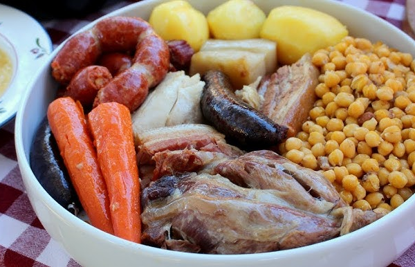 El cocido madrileño: tradición y sabor en cada cucharada El cocido madrileño es un plato emblemático de la gastronomía española, destacado por su riqueza de sabores y su consistencia. Para preparar una auténtica receta cocido, es fundamental seleccionar ingredientes de calidad que realcen su sabor y aporten un carácter distintivo