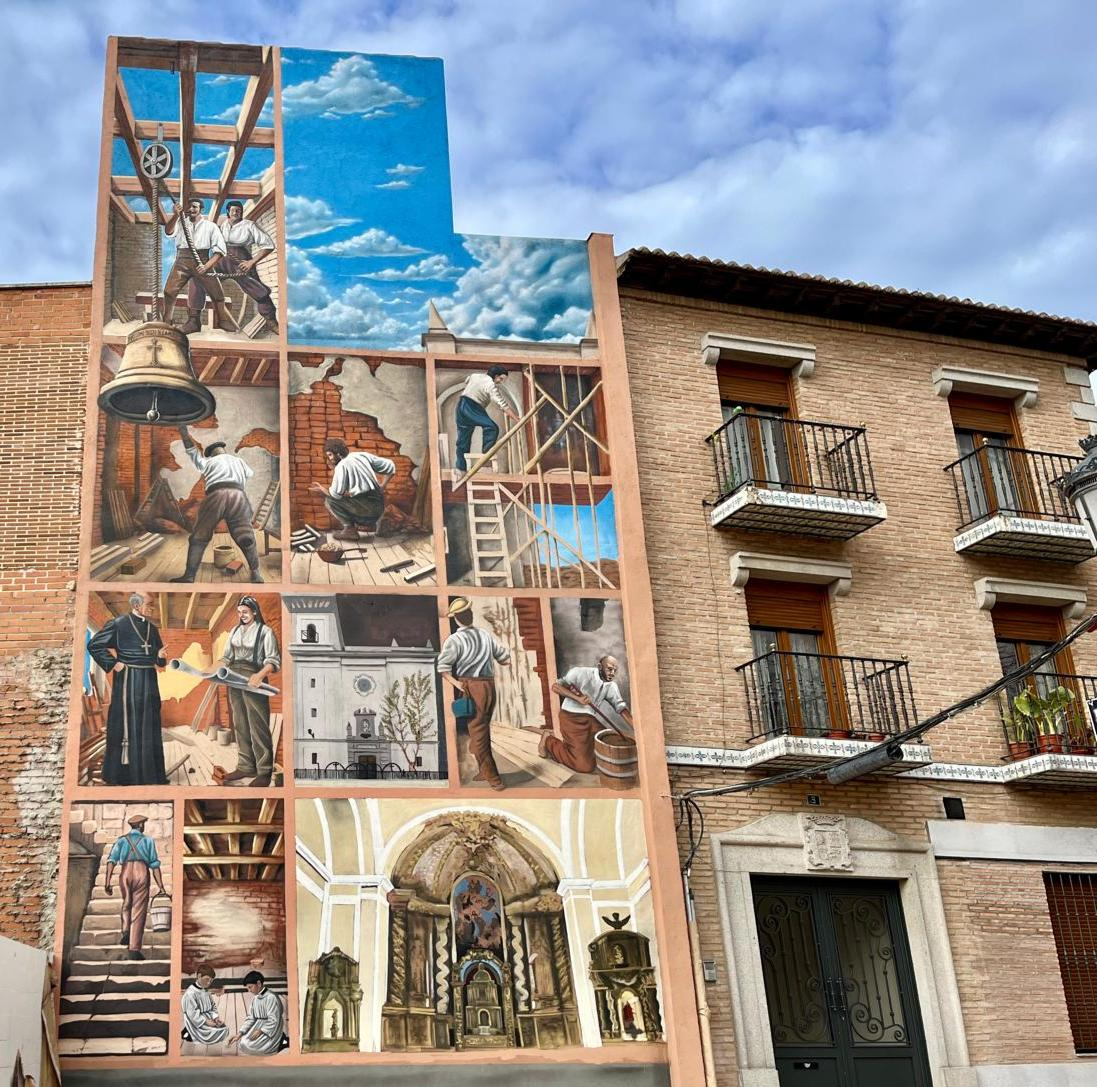 Un nuevo mural en Fuenlabrada, obra de Demeseone, refleja el proceso de construcción de la Iglesia de San Esteban. Una apuesta más por el arte urbano en la ciudad.