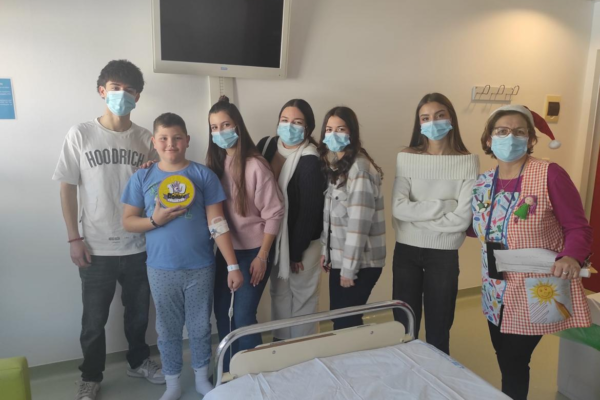 El Hospital Universitario de Fuenlabrada celebra la Navidad con pacientes y profesionales El Hospital Universitario de Fuenlabrada ha celebrado la Navidad con una amplia programación de actividades solidarias, visitas muy especiales y concursos para sus profesionales. ¡Una gran iniciativa que ha llenado de ilusión y espíritu navideño a pacientes y personal!