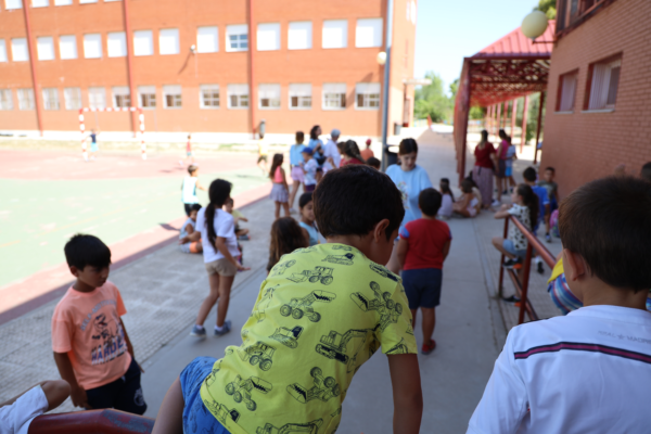 Guía completa de más de 60 servicios y programas para centros educativos: actividades culturales, formación y empleo El Ayuntamiento ha editado y repartido entre 80 centros educativos de titularidad municipal 2.000 ejemplares de una guía de servicios y programas con toda la oferta que el Consistorio pone a disposición de los centros, estudiantes y sus familias.
