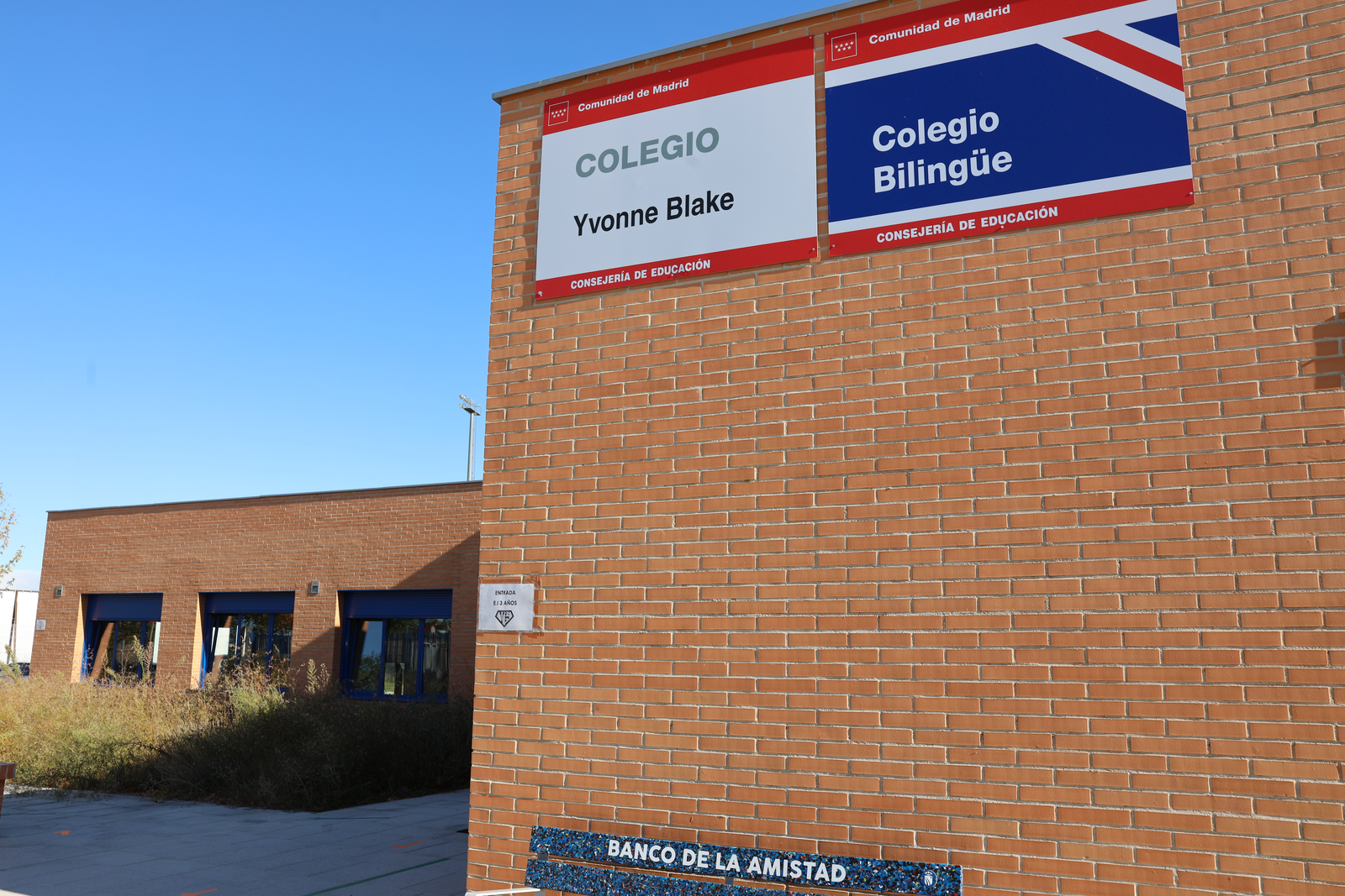 El colegio Yvonne Blake en Fuenlabrada se acerca a su apertura tras 19 años de reivindicaciones, prometiendo mejorar la oferta educativa y el bienestar de las familias.