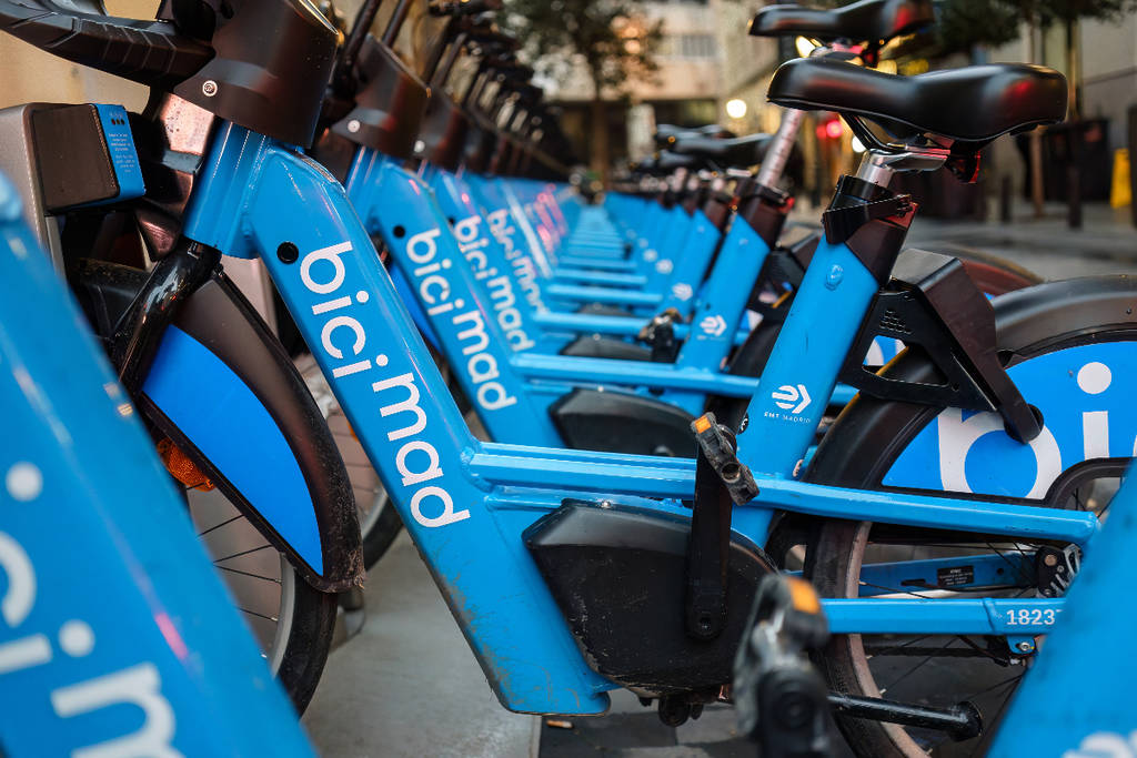 Bicimad será gratuito varios días al año, ofreciendo una opción ecológica y económica para moverse por Madrid. Además, el servicio se expandirá a Pozuelo de Alarcón, mejorando la movilidad sostenible en la región.