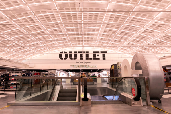 Outlets en Madrid para comprar casi cualquier cosa con descuento en la cuesta de enero Aprovecha la cuesta de enero y descubre los mejores outlets en Madrid para comprar con grandes descuentos. Desde moda hasta tecnología, ¡encuentra todo lo que necesitas a precios irresistibles!