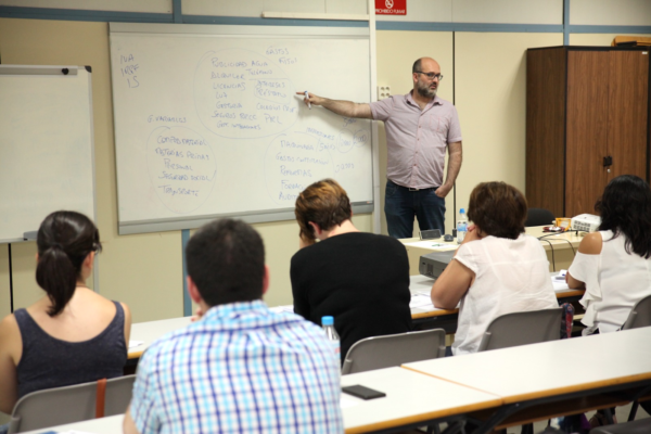 Nueve cursos del CIFE para mejorar la cualificación profesional de personas desempleadas El CIFE ofrece nueve cursos gratuitos para personas desempleadas en Fuenlabrada, mejorando su formación en áreas como contabilidad, cocina e inglés.