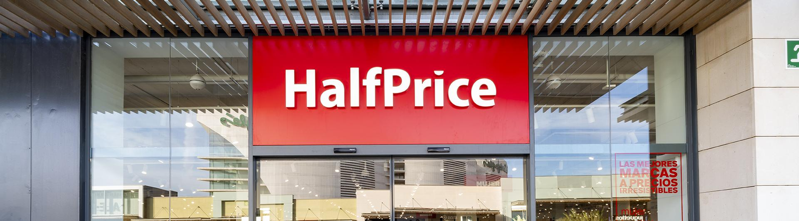 HalfPrice, la cadena de moda 'low-cost', abrirá un outlet en Oasiz, Torrejón de Ardoz, en el primer trimestre de 2025 con prendas de marca a precios rebajados.