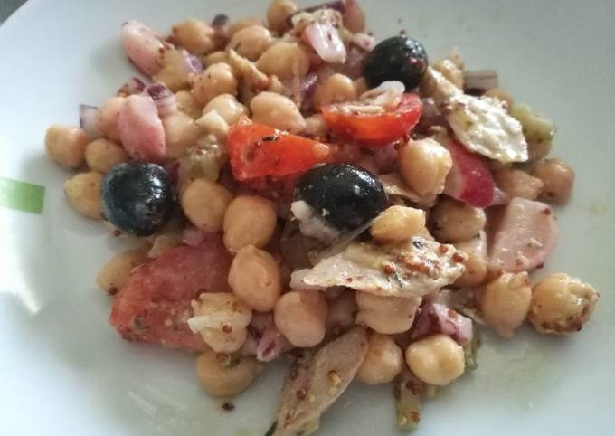 Disfruta de una ensalada de garbanzos con atún y tomate, una receta mediterránea fácil, saludable y llena de sabor. Perfecta para cualquier comida del día.