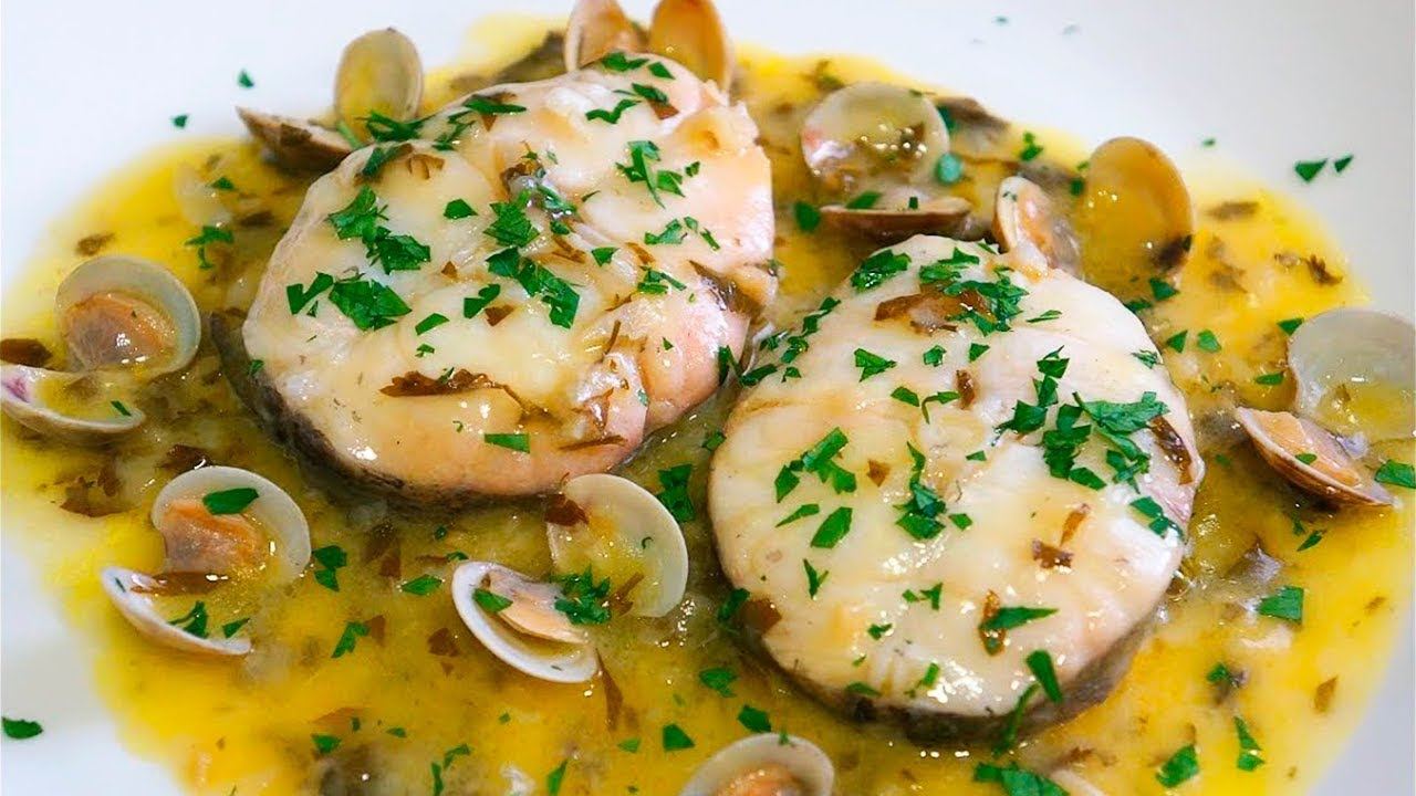Descubre cómo preparar una deliciosa merluza en salsa verde, un plato saludable y fácil con todo el sabor de la cocina española.