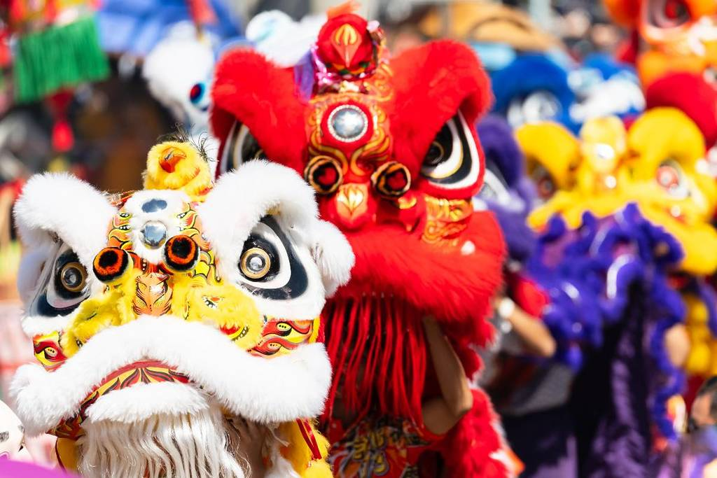 La celebración del Año Nuevo Chino está impregnando estos días diferentes puntos de la capital con la esencia de las tradiciones y la cultura del país: propuestas gastronómicas, desfiles, exhibiciones, talleres y un sinfín de actividades dan cuenta de ello.