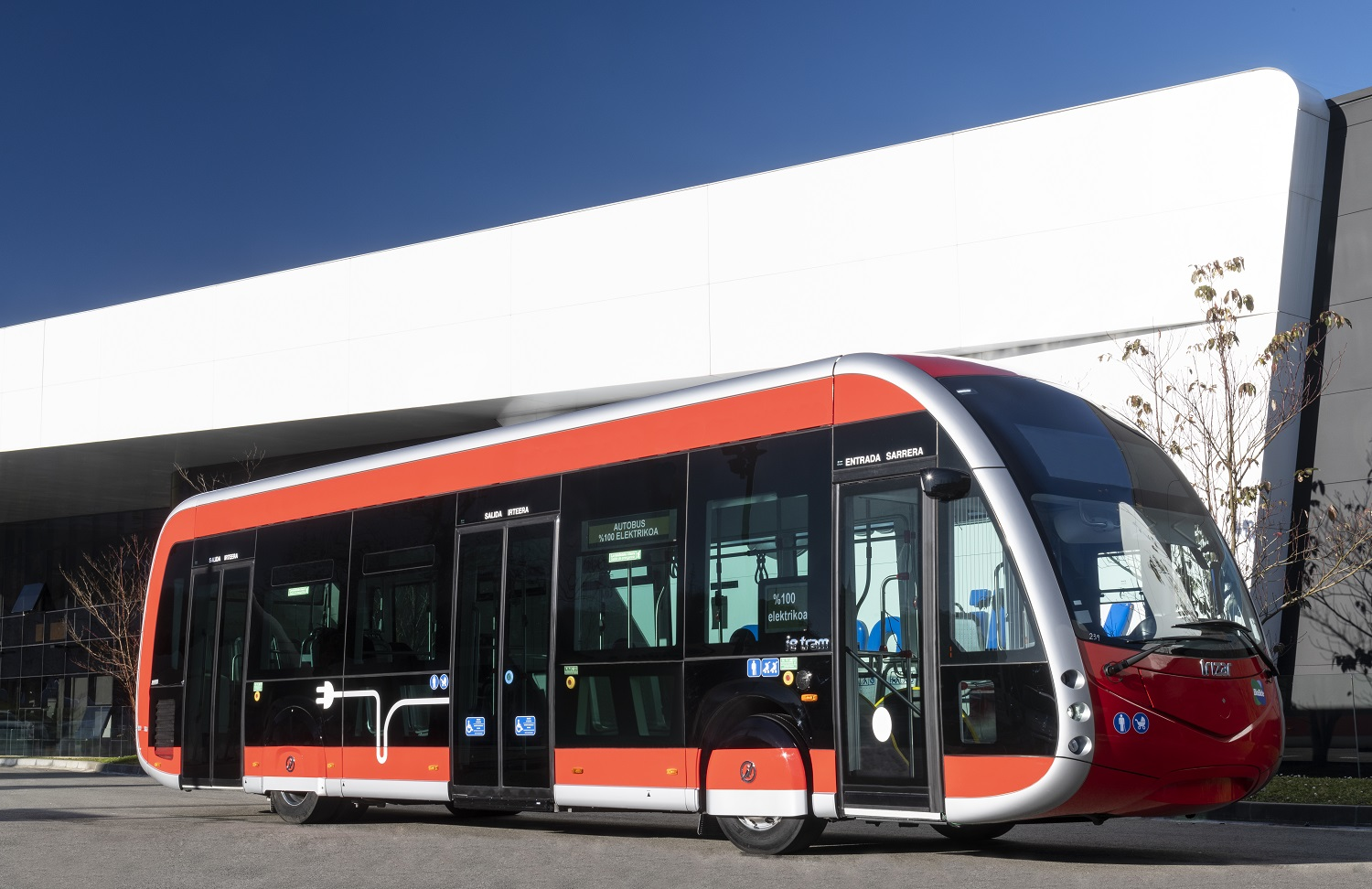 El pleno de Fuenlabrada aprueba la moción para implementar el pago con tarjeta y móvil en los autobuses de la EMTF, como parte de su proceso de modernización. Esta opción será complementaria al pago en efectivo.