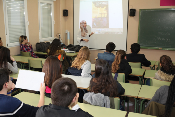 Sesiones sobre interculturalidad y convivencia en los institutos Más de 700 estudiantes de Fuenlabrada participan en sesiones sobre interculturalidad y convivencia, promovidas por el Ayuntamiento y la Mesa por la Convivencia.