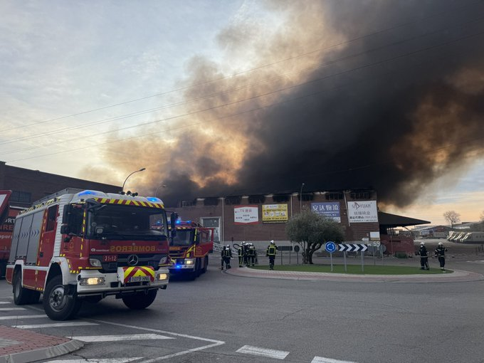 Un incendio en una nave textil de 8.000 m² en Cobo Calleja, Fuenlabrada, ha causado una gran humareda visible a kilómetros. Bomberos siguen en labores de extinción