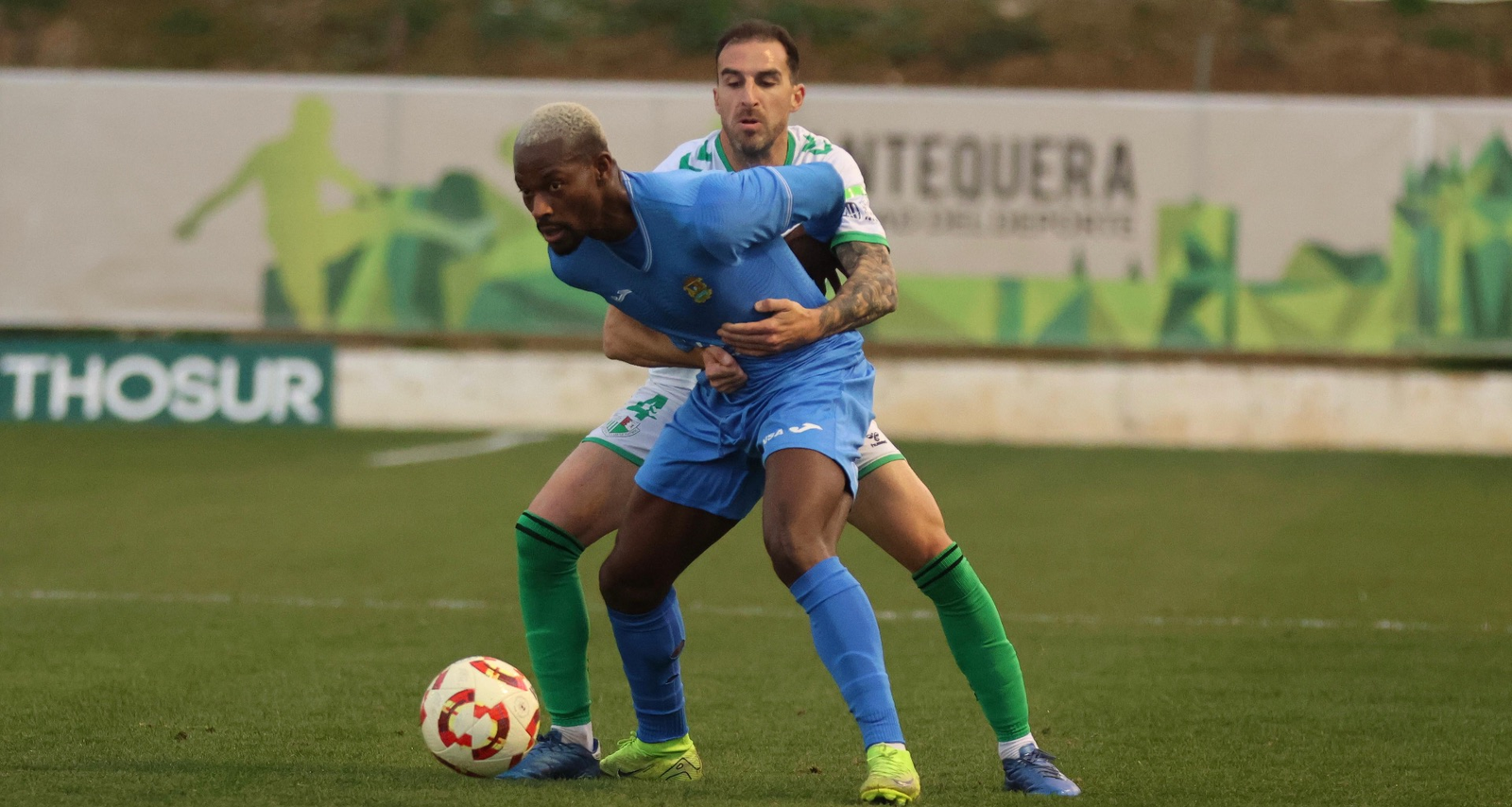 El CF Fuenlabrada rompe su mala racha con una victoria espectacular ante el Antequera (2-4). Cedric e Ilies lideraron un partido lleno de emoción y polémica.