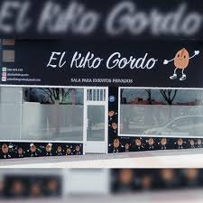 sala de entretenimiento en Fuenlabrada para padres y niños, con actividades como karaoke, billar, música y más. Diversión para toda la familia.