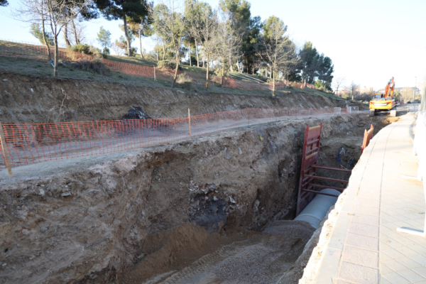 Reabierta la calle Constitución tras las obras de mejora en la red de alcantarillado Reabierta la calle Constitución tras las obras de alcantarillado. A partir del 17 de marzo se cortará el acceso a la M-506 desde la calle Extremadura por mejoras en la red de saneamiento.