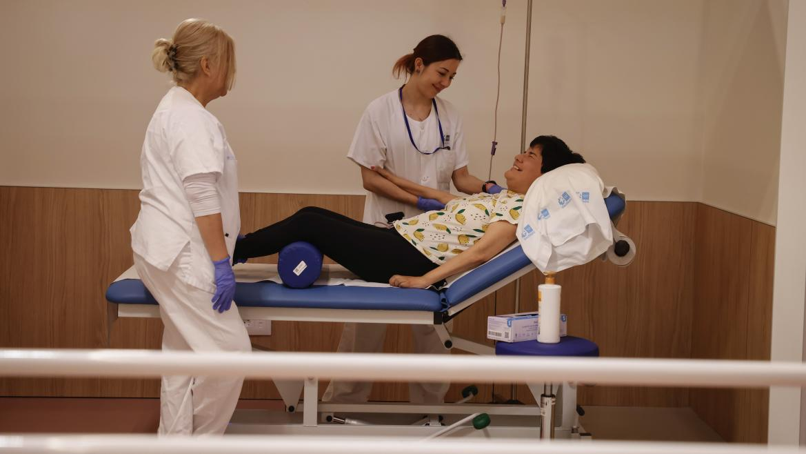 El Hospital Enfermera Isabel Zendal amplía su cartera de servicios con nuevas unidades especializadas en ELA y neurorrehabilitación. Además, Madrid invierte 11 millones de euros en su Instituto de Neurotecnología.