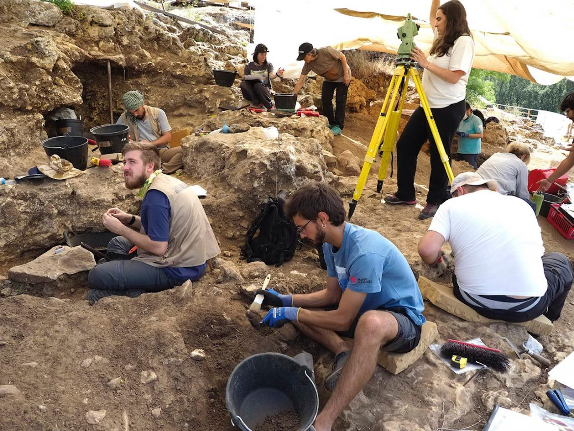 La Comunidad de Madrid abre las reservas para visitar el Parque Arqueológico de El Valle de los Neandertales en Pinilla del Valle. Descubre cómo vivían los neandertales en un recorrido guiado.