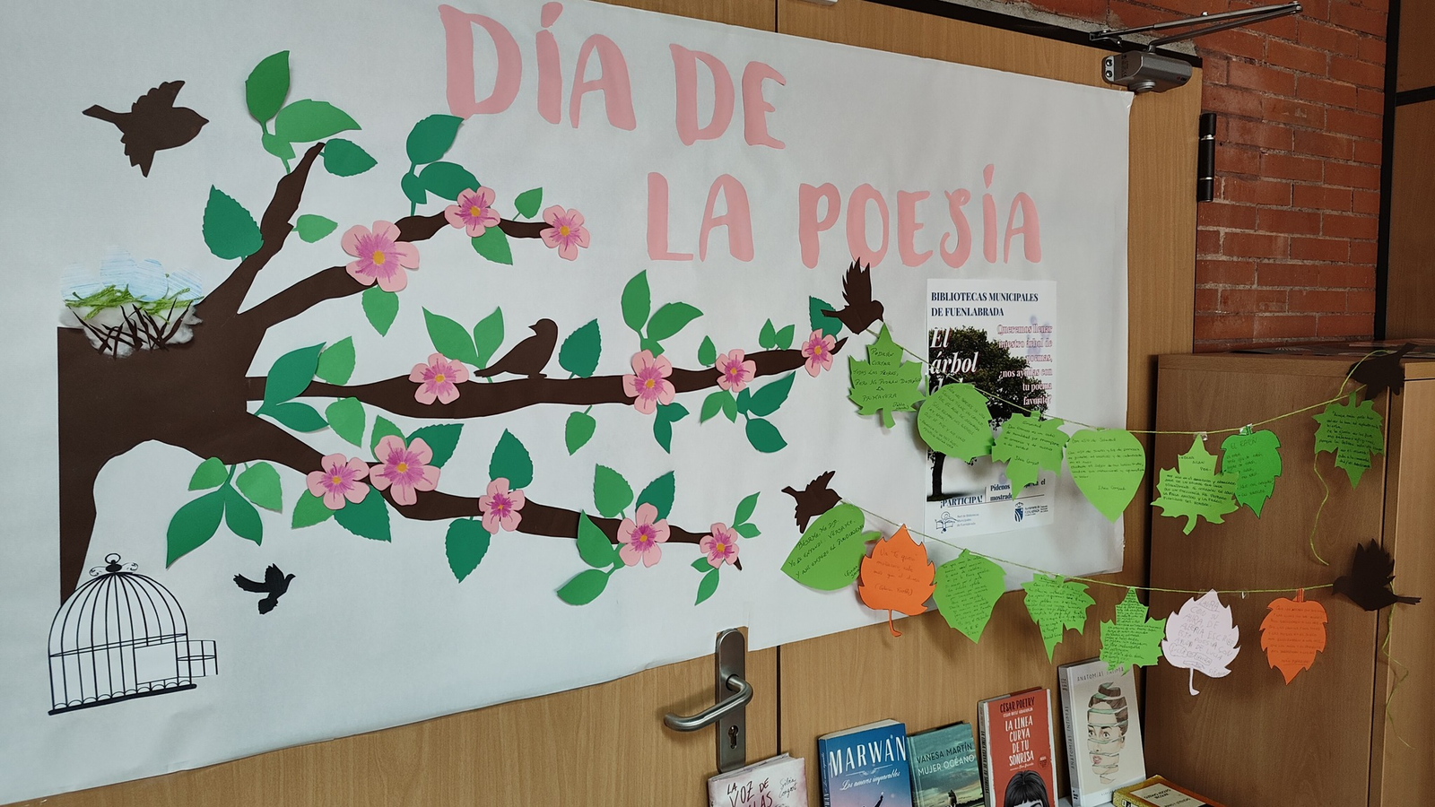 Las bibliotecas municipales de Fuenlabrada celebran el Día Mundial de la Poesía con recitales, exposiciones y el reparto de poemas a los lectores.