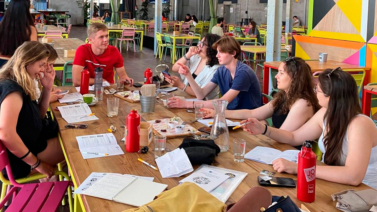 Descubre los campos de voluntariado en el extranjero para jóvenes madrileños en 2025. Consulta destinos, precios, requisitos y plazos de inscripción.