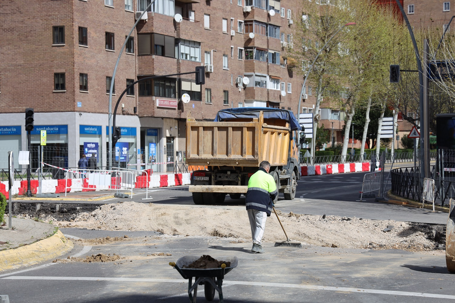 Las obras del Canal de Isabel II en Fuenlabrada cortan al tráfico un tramo de la calle Méjico para mejorar el alcantarillado. Se han habilitado desvíos y accesos provisionales.