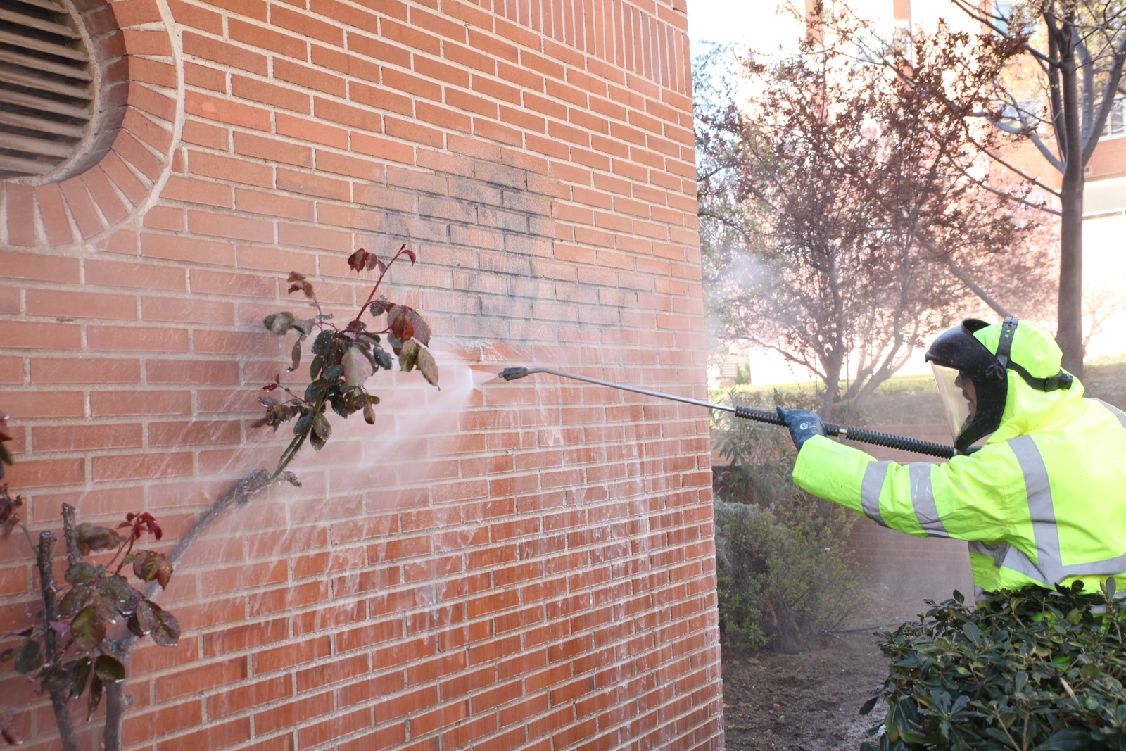 El Ayuntamiento de Fuenlabrada ha limpiado 45.000 m² de pintadas en 2024, garantizando el mantenimiento del espacio público con campañas periódicas por distritos.