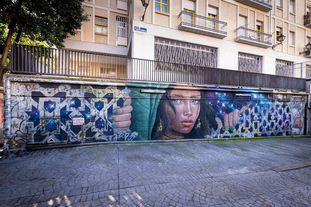 El Festival CALLE de Lavapiés regresa con una nueva edición llena de arte urbano. SFHIR inaugura el evento con su obra "Mirada Andaluza", un homenaje a Andalucía.