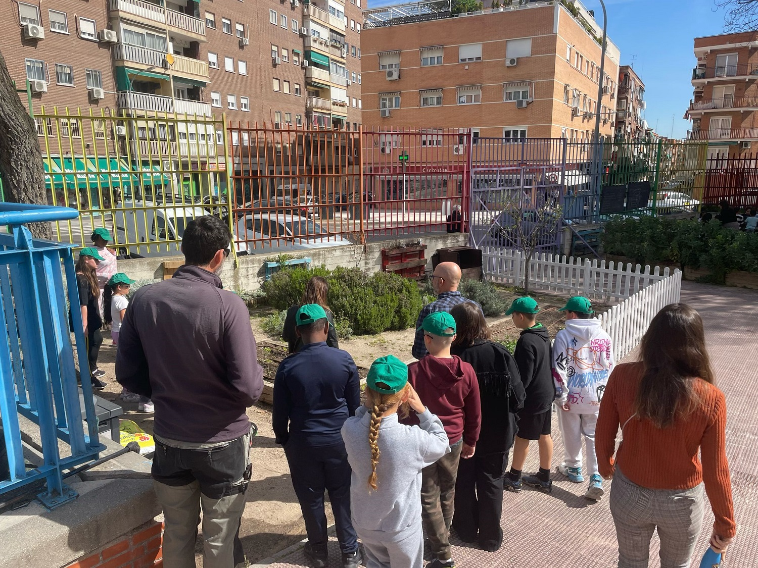 Fuenlabrada instala compostadores en colegios y huertos municipales para mejorar la gestión de residuos orgánicos y fomentar la educación ambiental.