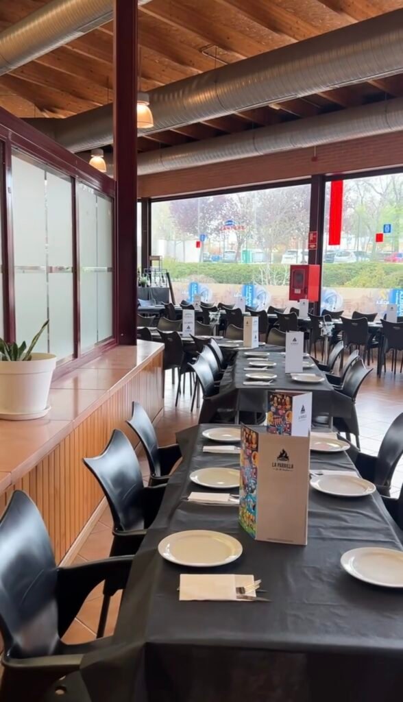 Un espacio donde la tradición y la buena comida se unen para ofrecer una experiencia gastronómica inolvidable. Especializado en auténticas parrilladas, arroces y platos españoles. Destaca por su ambiente acogedor y familiar, ideal para disfrutar de una comida con amigos, familiares o compañeros de trabajo.