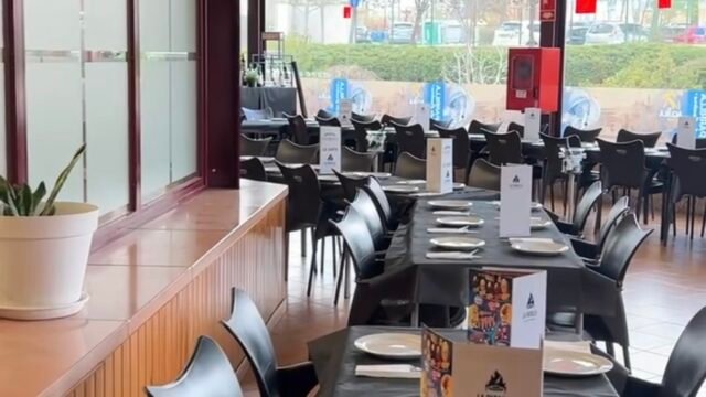 Un espacio donde la tradición y la buena comida se unen para ofrecer una experiencia gastronómica inolvidable. Especializado en auténticas parrilladas, arroces y platos españoles. Destaca por su ambiente acogedor y familiar, ideal para disfrutar de una comida con amigos, familiares o compañeros de trabajo.
