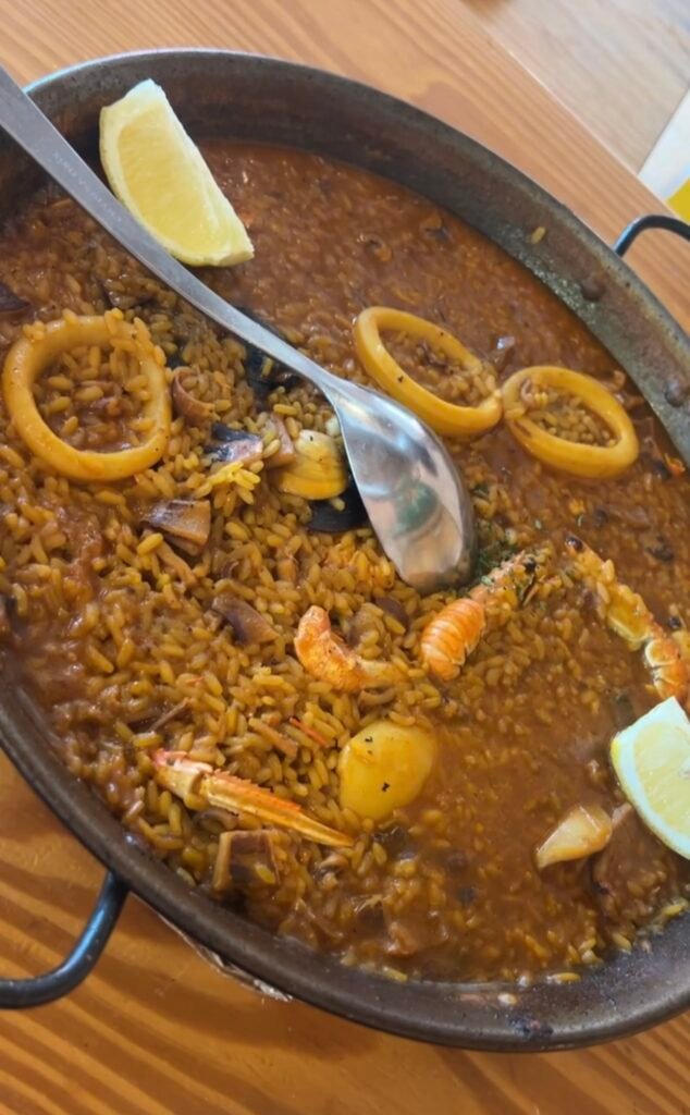 Un espacio donde la tradición y la buena comida se unen para ofrecer una experiencia gastronómica inolvidable. Especializado en auténticas parrilladas, arroces y platos españoles. Destaca por su ambiente acogedor y familiar, ideal para disfrutar de una comida con amigos, familiares o compañeros de trabajo.