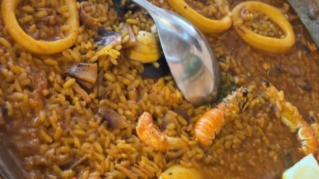 Un espacio donde la tradición y la buena comida se unen para ofrecer una experiencia gastronómica inolvidable. Especializado en auténticas parrilladas, arroces y platos españoles. Destaca por su ambiente acogedor y familiar, ideal para disfrutar de una comida con amigos, familiares o compañeros de trabajo.