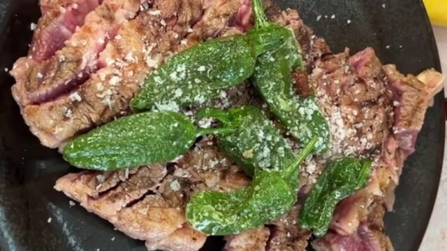 Un espacio donde la tradición y la buena comida se unen para ofrecer una experiencia gastronómica inolvidable. Especializado en auténticas parrilladas, arroces y platos españoles. Destaca por su ambiente acogedor y familiar, ideal para disfrutar de una comida con amigos, familiares o compañeros de trabajo.