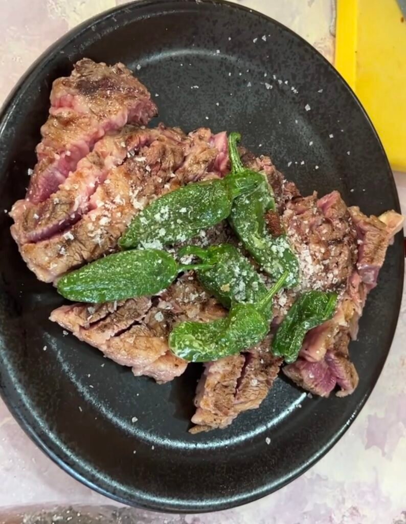 Un espacio donde la tradición y la buena comida se unen para ofrecer una experiencia gastronómica inolvidable. Especializado en auténticas parrilladas, arroces y platos españoles. Destaca por su ambiente acogedor y familiar, ideal para disfrutar de una comida con amigos, familiares o compañeros de trabajo.