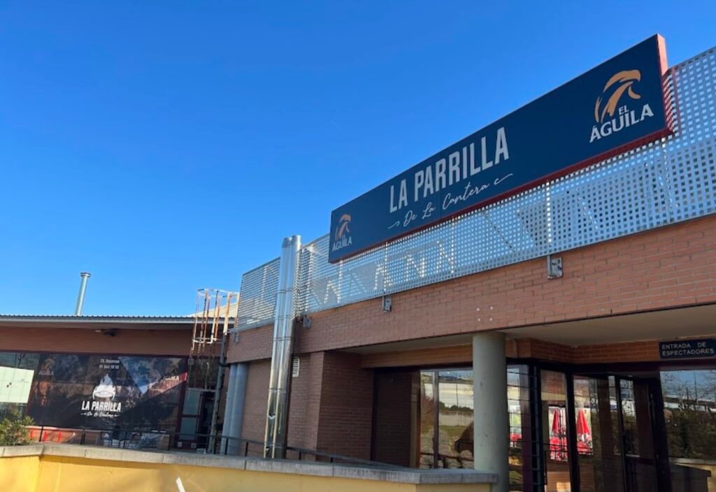 Un espacio donde la tradición y la buena comida se unen para ofrecer una experiencia gastronómica inolvidable. Especializado en auténticas parrilladas, arroces y platos españoles. Destaca por su ambiente acogedor y familiar, ideal para disfrutar de una comida con amigos, familiares o compañeros de trabajo.