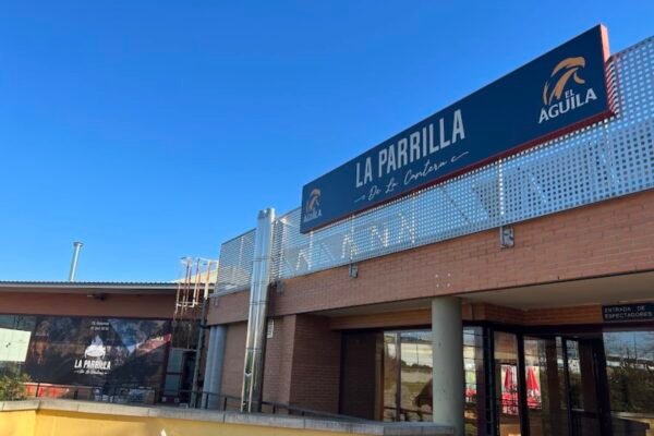 Un espacio donde la tradición y la buena comida se unen para ofrecer una experiencia gastronómica inolvidable. Especializado en auténticas parrilladas, arroces y platos españoles. Destaca por su ambiente acogedor y familiar, ideal para disfrutar de una comida con amigos, familiares o compañeros de trabajo.