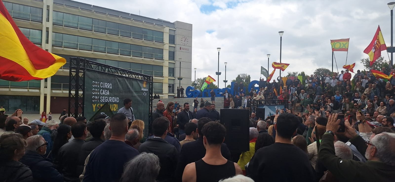 Los fuenlabreños y fuenlabreñas arropan a Santiago Abascal en el acto de VOX y Solidaridad por el 1º de Mayo Los fuenlabreños y fuenlabreñas arropan a Santiago Abascal en el acto de VOX y Solidaridad por el 1º de Mayo