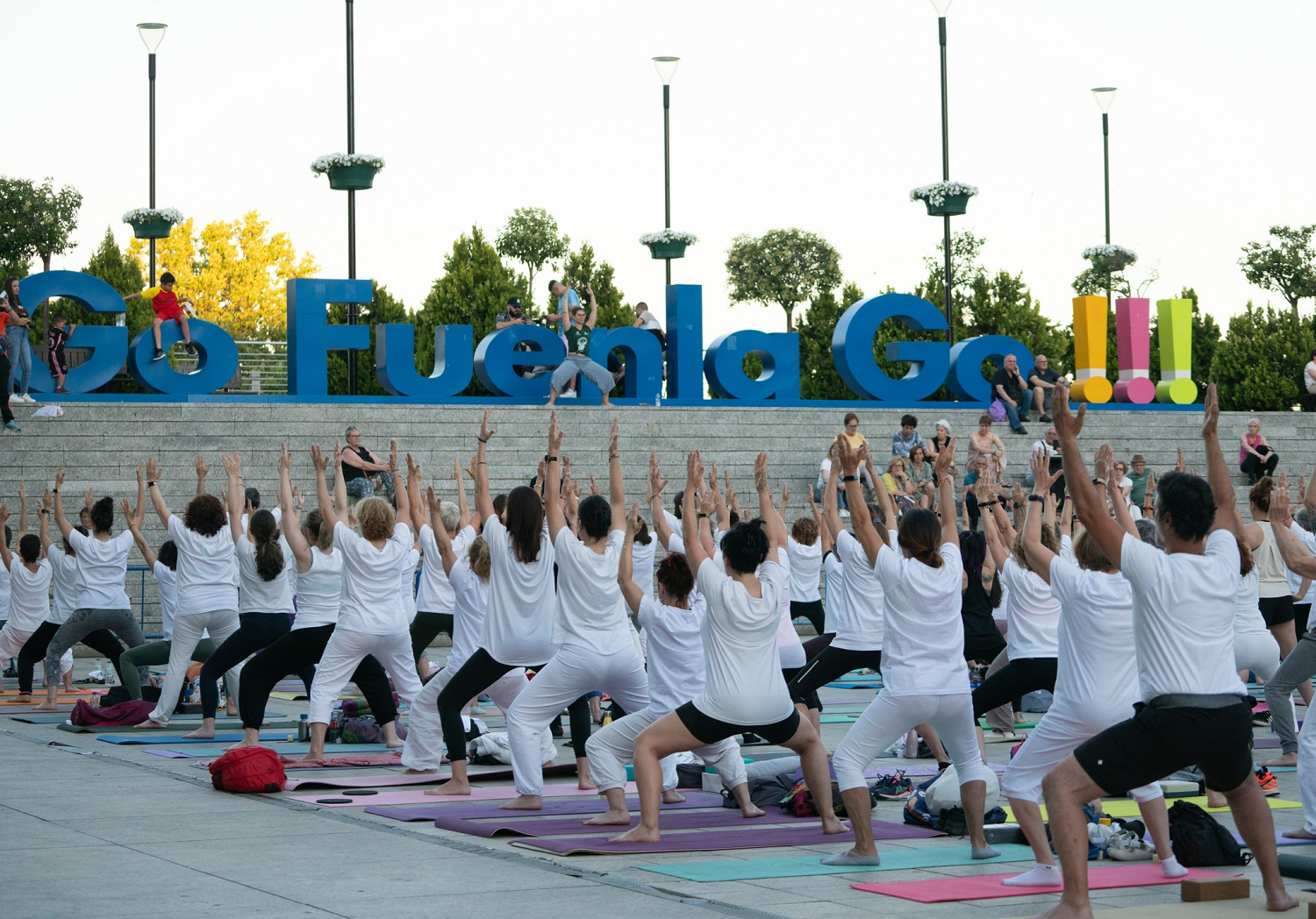 Fuenlabrada celebra el Día Internacional del Yoga con una clase multitudinaria al aire libre Fuenlabrada celebra el Día Internacional del Yoga con una clase multitudinaria al aire libre