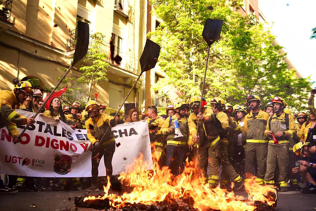 Bomberos Forestales de Madrid en huelga en pleno verano: sueldos congelados y condiciones precarias Bomberos Forestales de Madrid en huelga en pleno verano: sueldos congelados y condiciones precarias