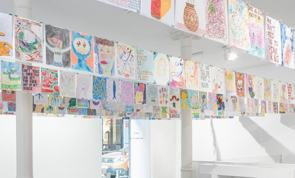 El CEART de Fuenlabrada presenta “Happy Happy” de Aggtelek, una exposición familiar con más de 800 dibujos que transforman el juego en arte, del 3 de octubre al 25 enero 2026