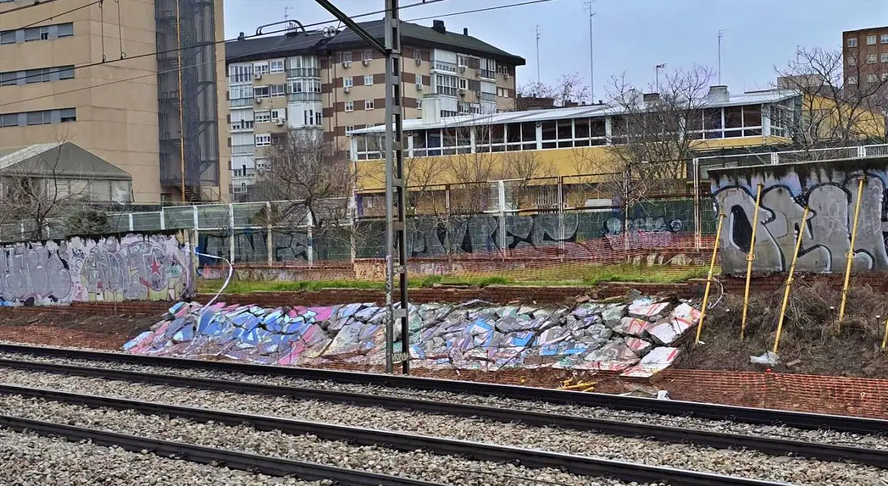 Alarma en la C-5: el PP denuncia el derrumbe de un muro junto a las vías en Fuenlabrada