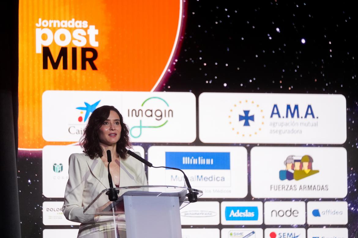 Ayuso a los futuros médicos y enfermeros: “Elegid Madrid, la región con más esperanza de vida”