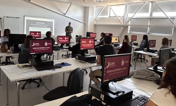 El CIFE de Fuenlabrada abre la inscripción para tres itinerarios gratuitos de empleo (EFESO) con certificado de profesionalidad y becas de asistencia.