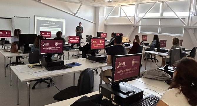 El CIFE de Fuenlabrada abre la inscripción para tres itinerarios gratuitos de empleo (EFESO) con certificado de profesionalidad y becas de asistencia.