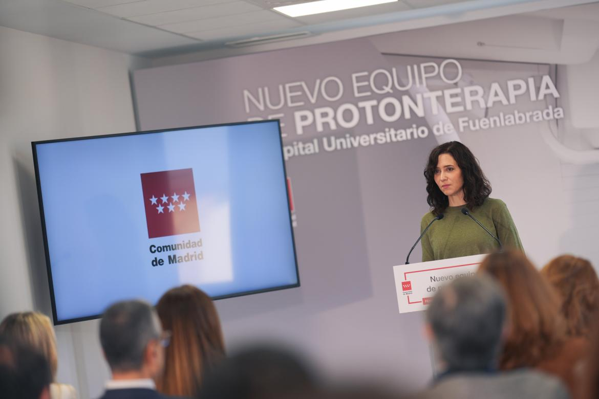 Ayuso presenta la Unidad de Protonterapia del Hospital de Fuenlabrada