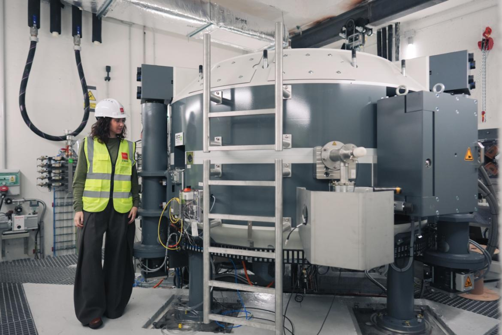 Isabel Díaz Ayuso presenta los avances de la Unidad de Protonterapia en el Hospital de Fuenlabrada. Tecnología de vanguardia contra el cáncer infantil y adulto.