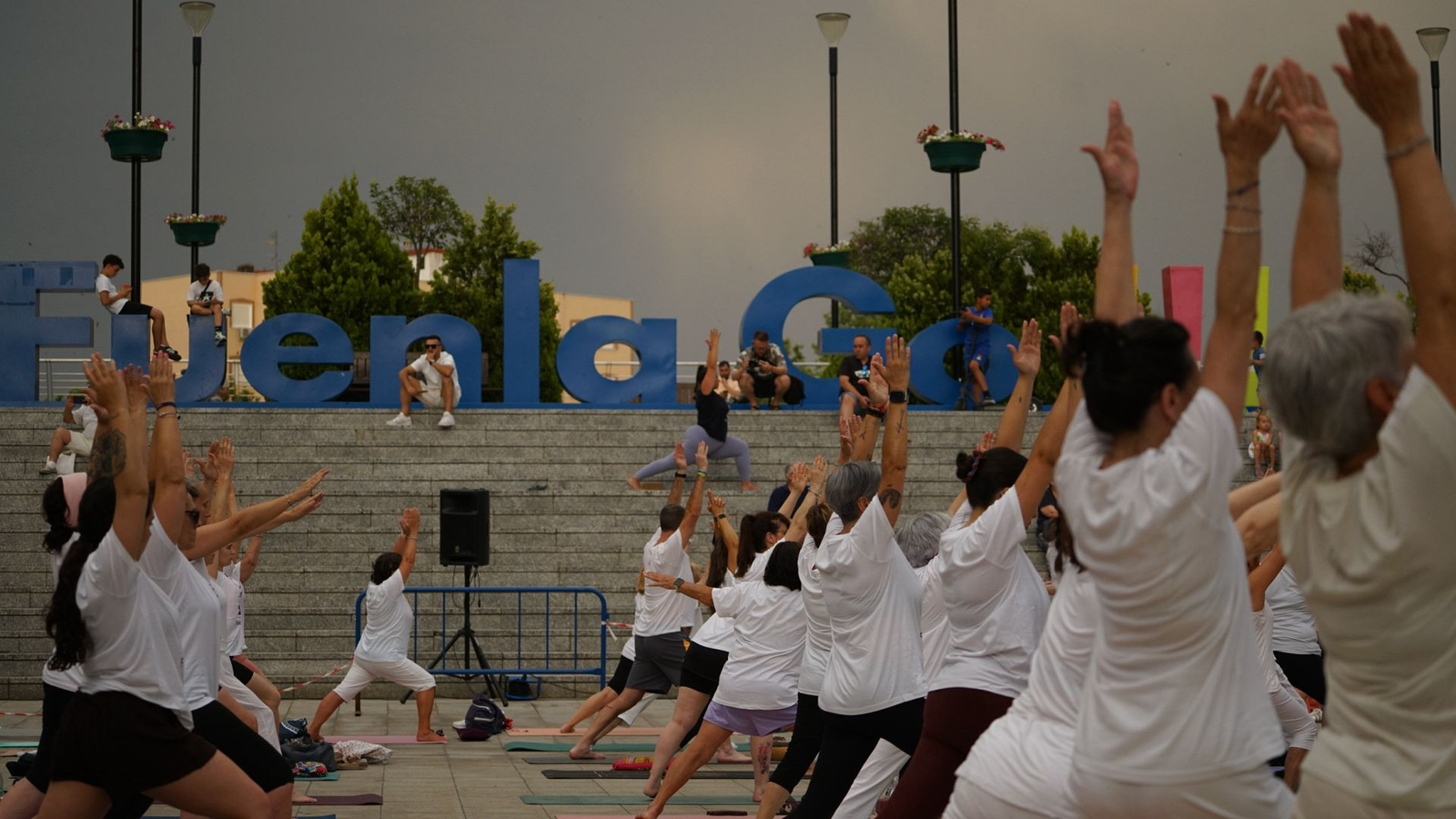 Éxito total en Fuenlabrada: se agotan las 325 plazas para celebrar el Día Internacional del Yoga en la Plaza de la Constitución